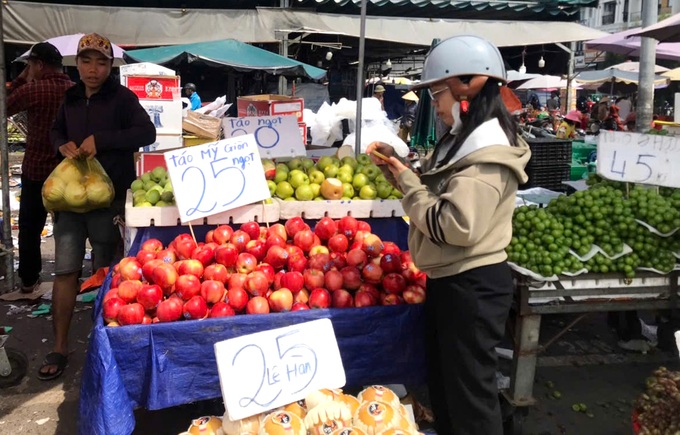 Imported fruit gets cheaper in Vietnam - 1
