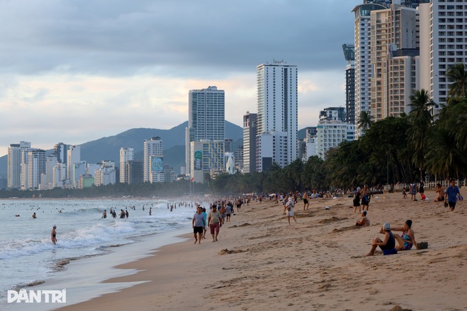 Nha Trang residents bury themselves in sand at dawn - 2