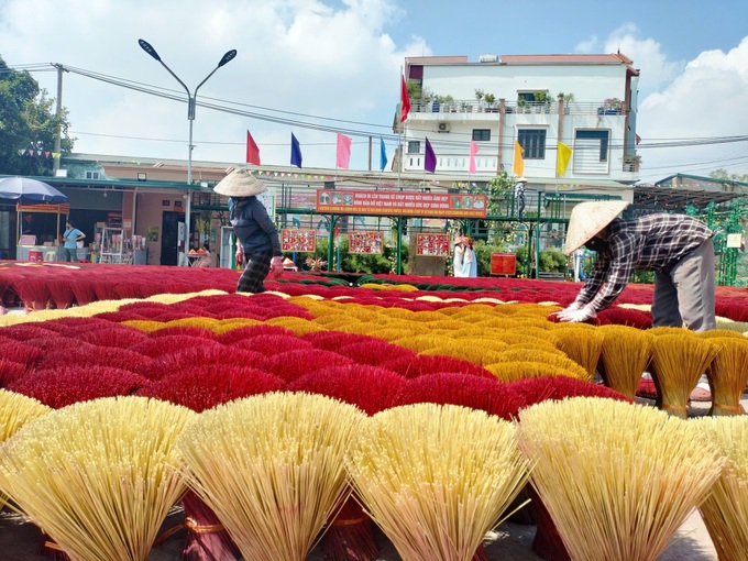 Filipino man proposes in Hanoi using 1,500 bundles of incense sticks - 4