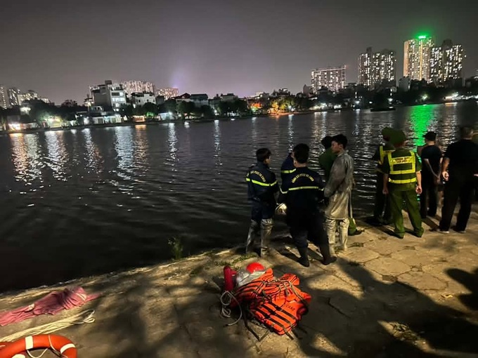 Two men drown while fishing at Hanoi lake - 1