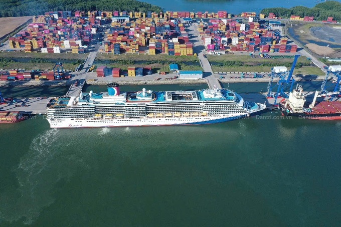 Carnival cruise ship brings 2,000 international tourists to Dong Nai - 1