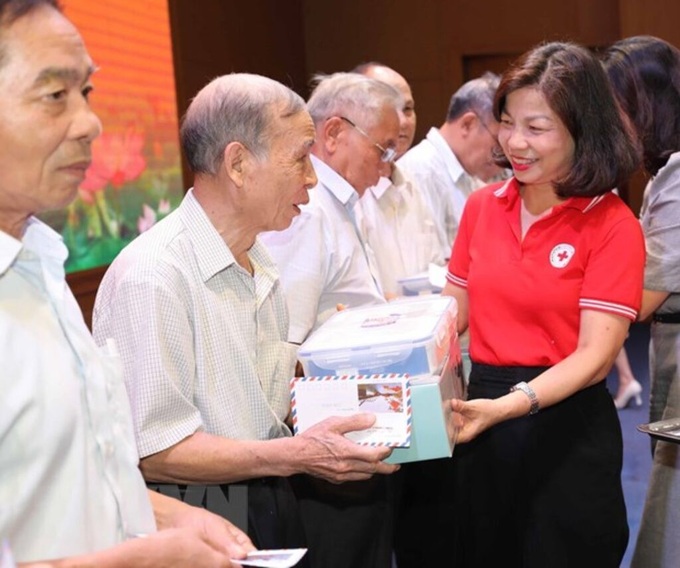 Hơn 12 nghìn suất quà tới gia đình người có công tham gia giải phóng Thủ đô - 1 Hơn 12 nghìn suất quà tới gia đình người có công tham gia giải phóng Thủ đô - 1