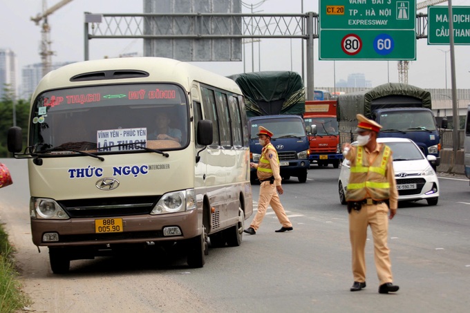 CSGT tăng cường tuyên truyền, kiểm tra nồng độ cồn xe vận tải hành khách - 1 CSGT tăng cường tuyên truyền, kiểm tra nồng độ cồn xe vận tải hành khách - 1