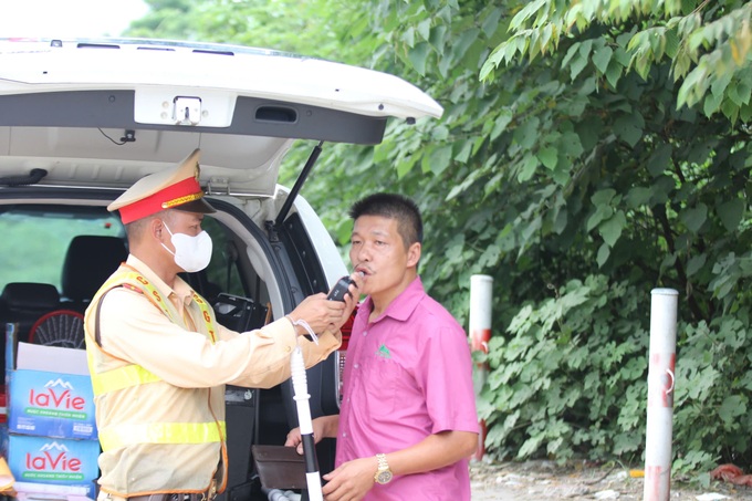 CSGT tăng cường tuyên truyền, kiểm tra nồng độ cồn xe vận tải hành khách - 5 CSGT tăng cường tuyên truyền, kiểm tra nồng độ cồn xe vận tải hành khách - 5