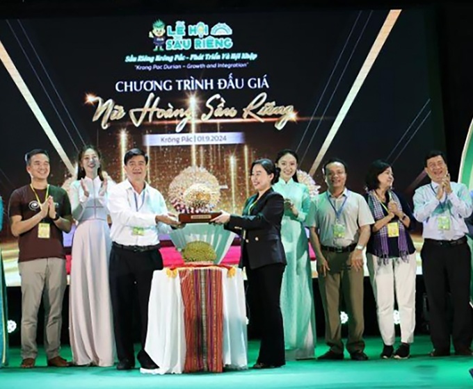 Hơn 2,6 tỷ đồng đấu giá 3 quả sầu riêng dành cho công tác an sinh xã hội - 3 Hơn 2,6 tỷ đồng đấu giá 3 quả sầu riêng dành cho công tác an sinh xã hội - 3