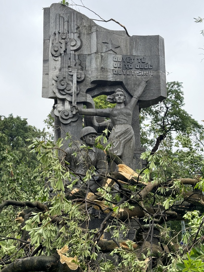 Hà Nội: Bão làm hư hỏng một công trình mang ý nghĩa lịch sử - 2 Hà Nội: Bão làm hư hỏng một công trình mang ý nghĩa lịch sử - 2