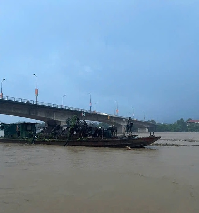 2 tàu "lạ" trôi dạt trên sông Hồng trong lũ đã được lai dắt vào bờ - 1 2 tàu "lạ" trôi dạt trên sông Hồng trong lũ đã được lai dắt vào bờ - 1