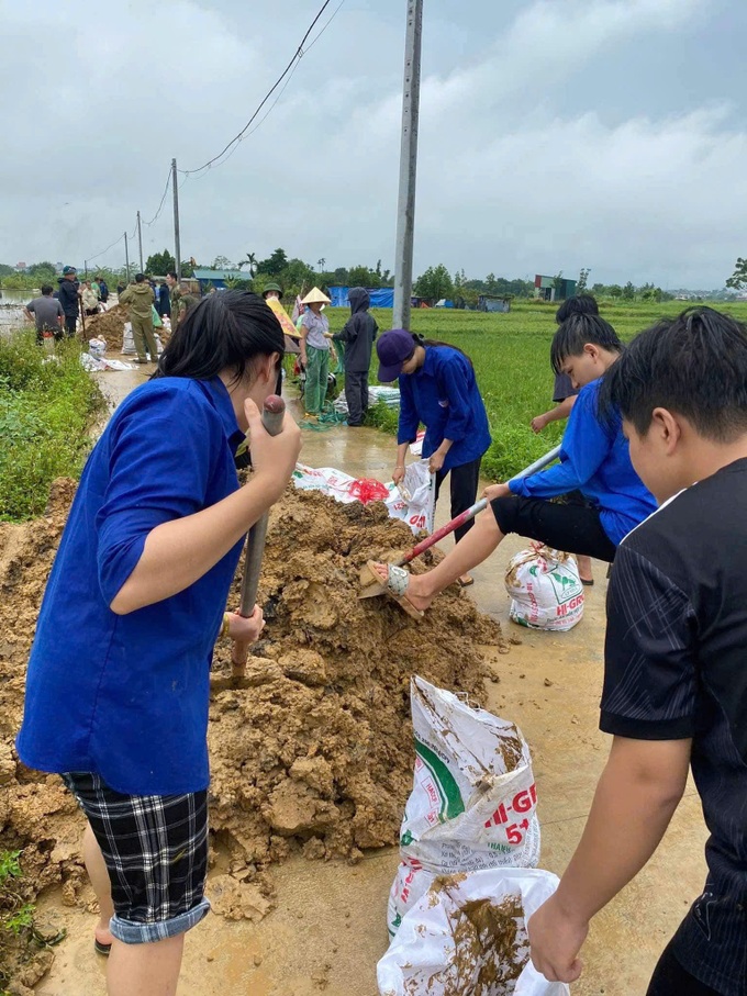 Cấp tập hỗ trợ bà con đắp đê ở Thường Tín, gặt lúa chạy lũ ở Thạch Thất - 2 Cấp tập hỗ trợ bà con đắp đê ở Thường Tín, gặt lúa chạy lũ ở Thạch Thất - 2