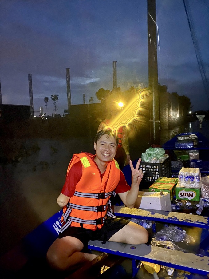Chàng trai chỉ có 1 tay không ngại lao vào vùng lũ cứu trợ, 40h không ngủ - 2 Chàng trai chỉ có 1 tay không ngại lao vào vùng lũ cứu trợ, 40h không ngủ - 2
