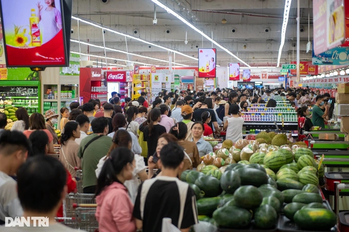 Rau xanh, mỳ, thịt lợn tăng so với trước bão, người dân vẫn mua tích trữ - 1 Rau xanh, mỳ, thịt lợn tăng so với trước bão, người dân vẫn mua tích trữ - 1