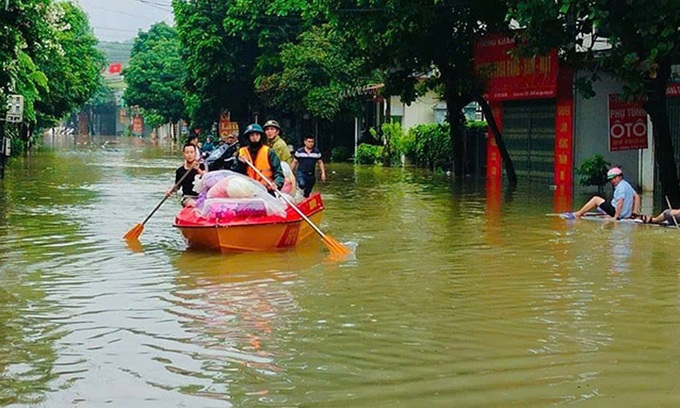 Hệ thống đê điều xảy ra trên 300 sự cố, nước sông Hồng đang xuống nhanh - 1 Hệ thống đê điều xảy ra trên 300 sự cố, nước sông Hồng đang xuống nhanh - 1