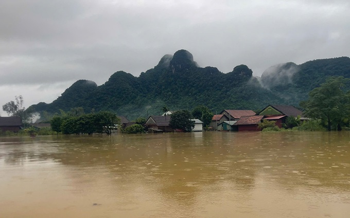 Đau thương sau bão số 4, hàng trăm hộ dân Quảng Bình ngập trong biển nước - 1 Đau thương sau bão số 4, hàng trăm hộ dân Quảng Bình ngập trong biển nước - 1