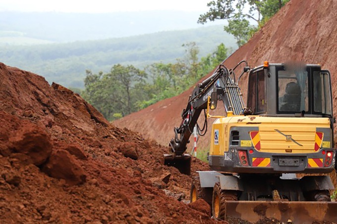 Đất đá trên đồi đổ xuống đường, 50 hộ dân Đắk Nông bị chia cắt vì sạt lở - 1