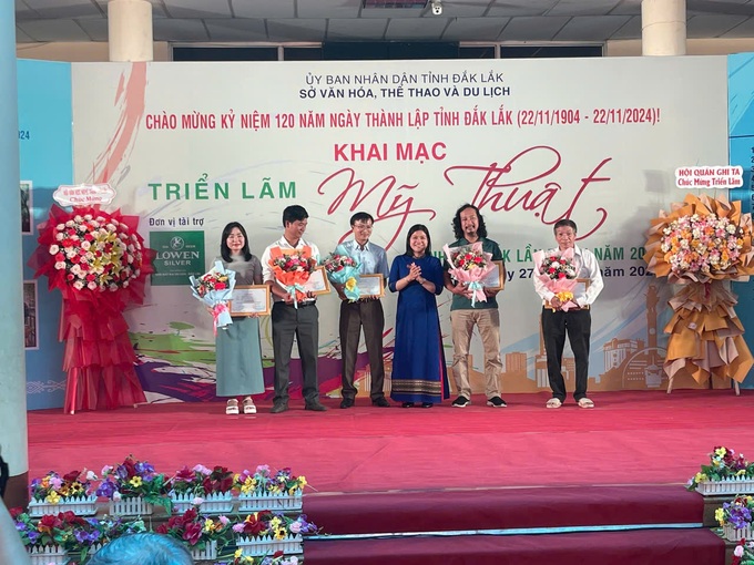 100 tác phẩm Mỹ thuật Triển lãm mừng 120 năm Ngày thành lập Đắk Lắk - 3 100 tác phẩm Mỹ thuật Triển lãm mừng 120 năm Ngày thành lập Đắk Lắk - 3
