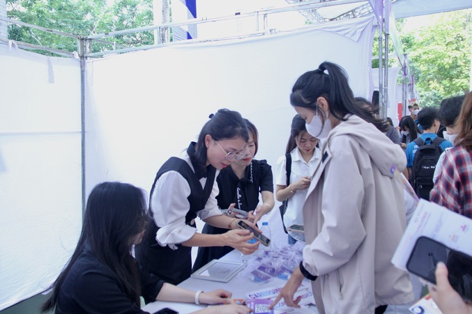 Hàng nghìn người dự Festival tuyển dụng ở Hà Nội, cơ hội lớn của sinh viên - 3 Hàng nghìn người dự Festival tuyển dụng ở Hà Nội, cơ hội lớn của sinh viên - 3