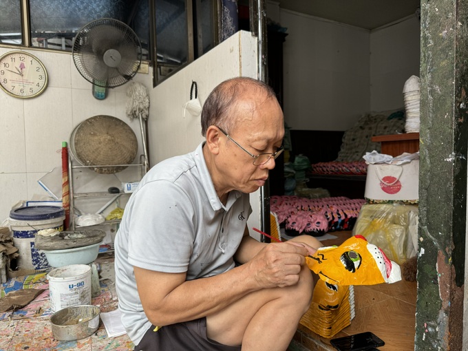 Nghệ nhân giữ nghề mặt nạ giấy bồi nơi phố cổ - 5 Nghệ nhân giữ nghề mặt nạ giấy bồi nơi phố cổ - 5