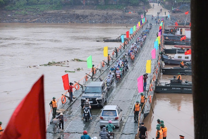 Những hình ảnh ngày đầu tiên người dân di chuyển qua cầu phao Phong Châu - 7 Những hình ảnh ngày đầu tiên người dân di chuyển qua cầu phao Phong Châu - 7