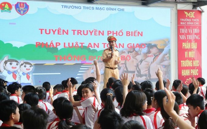 Hà Nội nhân rộng mô hình “Cổng trường học an toàn giao thông” - 1 Hà Nội nhân rộng mô hình “Cổng trường học an toàn giao thông” - 1