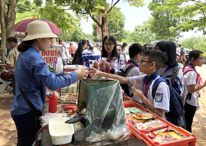 Hàng rong - hiểm họa trước cổng trường - 1 Hàng rong - hiểm họa trước cổng trường - 1