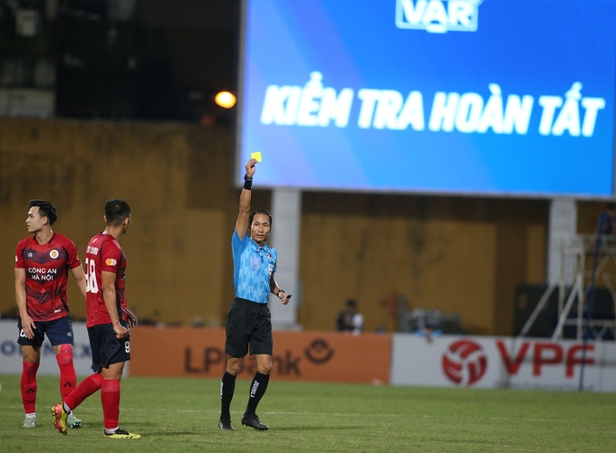 Trọng tài V-League liên tục sai sót dù có VAR - 1 Trọng tài V-League liên tục sai sót dù có VAR - 1