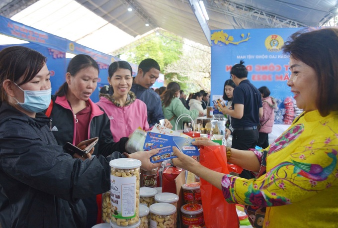 Đoàn viên, người lao động được hỗ trợ mua hàng "Chợ Tết Công đoàn năm 2025" - 1 Đoàn viên, người lao động được hỗ trợ mua hàng "Chợ Tết Công đoàn năm 2025" - 1