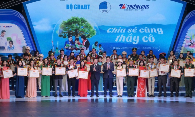 Vinh danh 60 giáo viên hết lòng cống hiến vì sự nghiệp "trồng người" - 1 Vinh danh 60 giáo viên hết lòng cống hiến vì sự nghiệp "trồng người" - 1