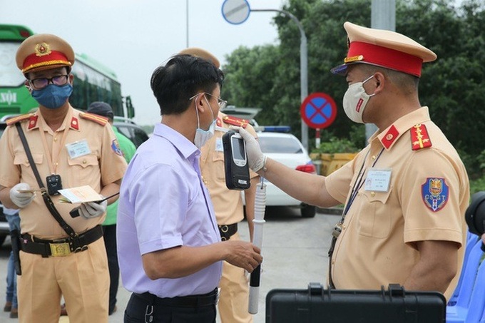 Đề xuất tăng mạnh mức phạt lỗi xe máy vi phạm vượt đèn đỏ và nồng độ cồn - 1