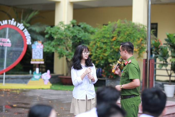 Báo động tình trạng trẻ vị thành niên hút thuốc lá điện tử và nung nóng - 1