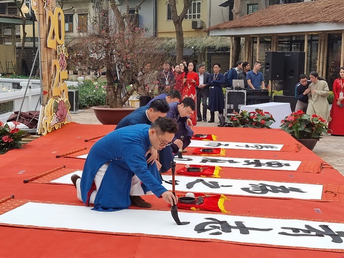 Ông đồ tại Văn Miếu khai bút phục vụ người dân xin chữ đầu Xuân - 1 Ông đồ tại Văn Miếu khai bút phục vụ người dân xin chữ đầu Xuân - 1