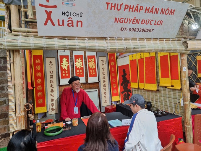 Ông đồ tại Văn Miếu khai bút phục vụ người dân xin chữ đầu Xuân - 3 Ông đồ tại Văn Miếu khai bút phục vụ người dân xin chữ đầu Xuân - 3