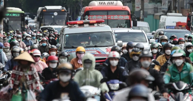 Vượt đèn đỏ nhường đường xe cấp cứu và chạy xe ở nơi "nhảy đèn" có bị phạt? - 1