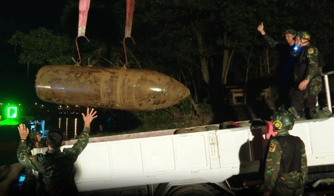 1.36-tonne bomb found under historic Hanoi bridge - 1