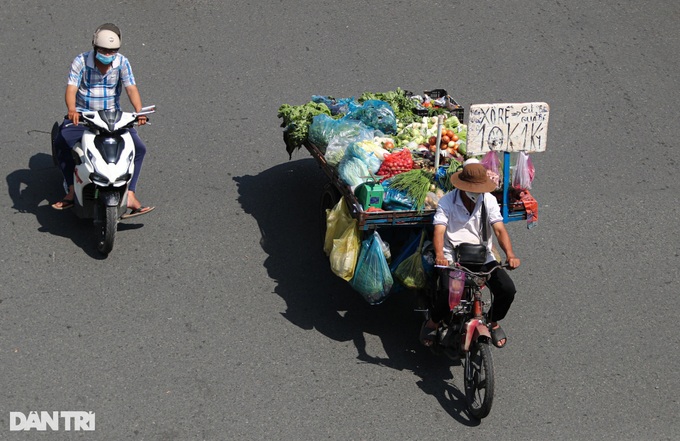 Traffic violations rampant in HCM City - 4