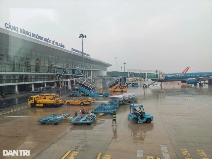 Four airports in central Vietnam suspend operations due to Typhoon Trami - 1