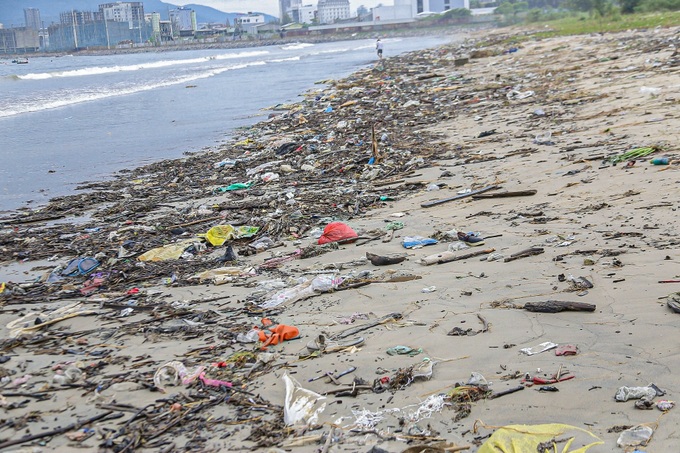 Danang beach struggles with rubbish following storm - 1