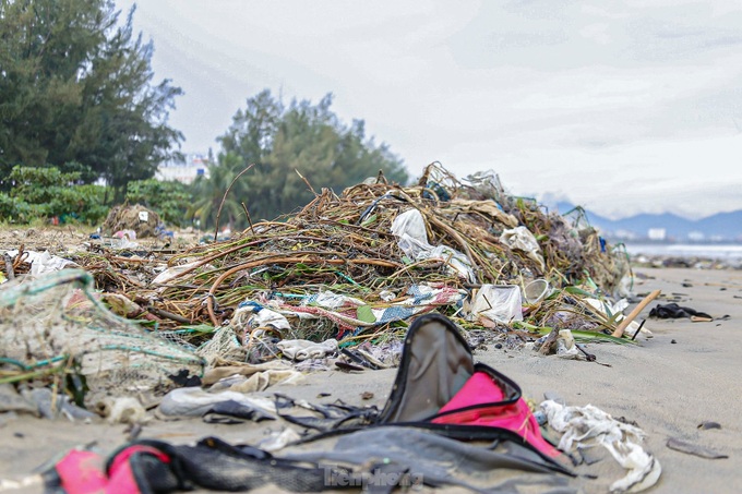 Danang beach struggles with rubbish following storm - 3