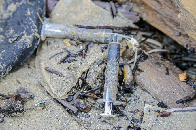 Danang beach struggles with rubbish following storm - 2