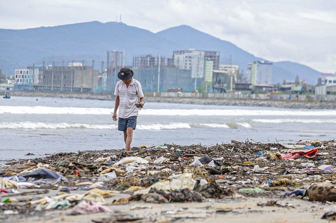 Danang beach struggles with rubbish following storm - 4