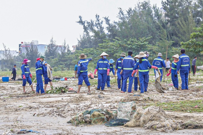 Danang beach struggles with rubbish following storm - 5