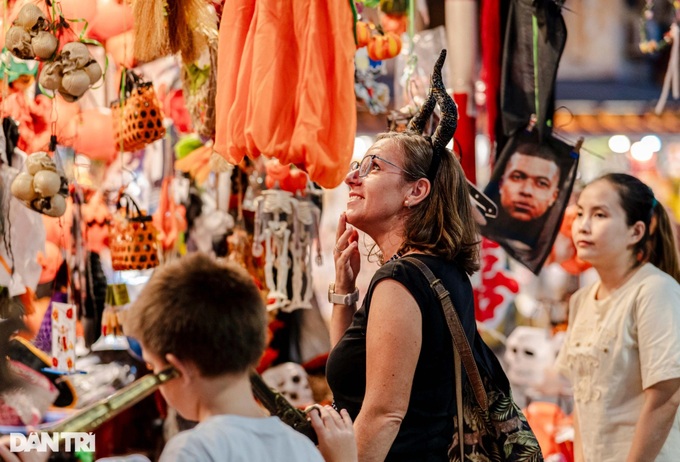 Celebrity masks fly off the shelves in Hanoi ahead of Halloween - 7