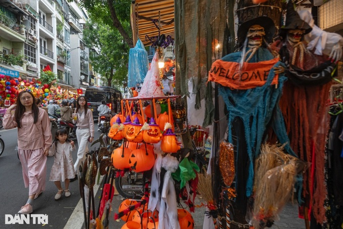 Celebrity masks fly off the shelves in Hanoi ahead of Halloween - 1