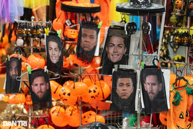 Celebrity masks fly off the shelves in Hanoi ahead of Halloween - 8