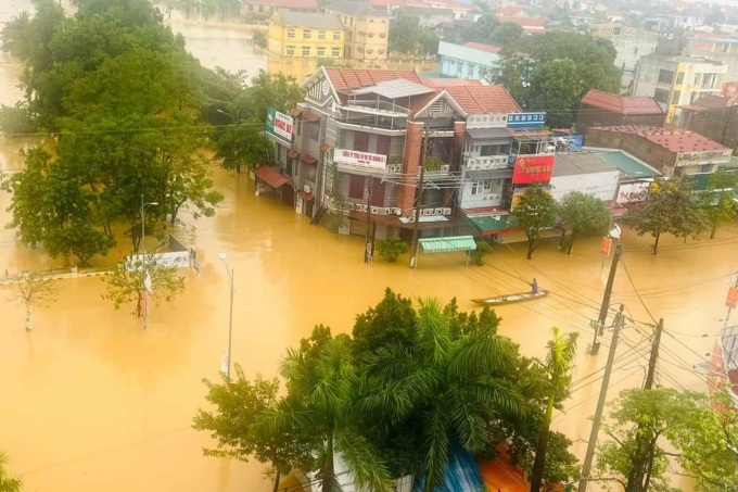 Over 660 households evacuated amid rising floods in Quang Tri - 2