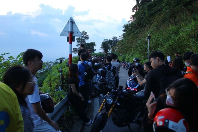 Visitors flock to Ba Vi for cloud hunting - 1