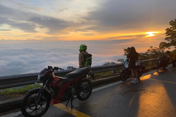 Visitors flock to Ba Vi for cloud hunting - 3