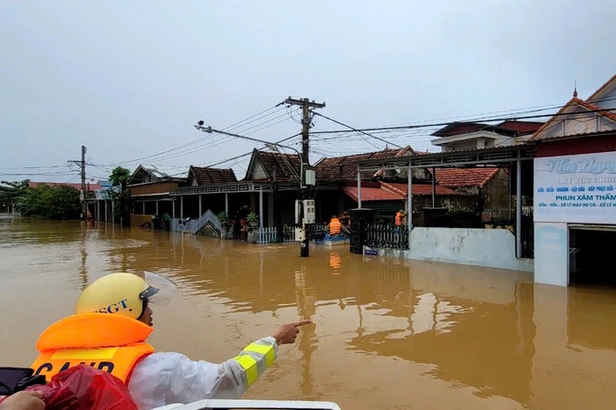 Relief efforts for flood-affected areas in Quang Binh suspended - 1