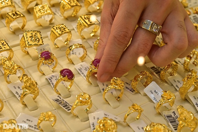 Price of gold rings surpass that of SJC gold bars for first time - 1