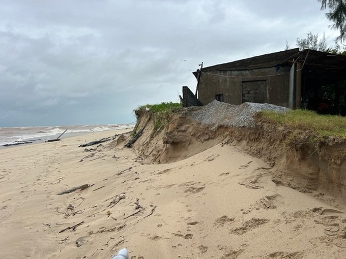 Quang Binh coastline erodes, damaging shrimp farms - 1