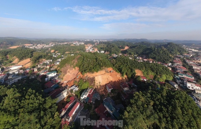 Residents in Yen Bai's landslide-hit areas struggle with dust pollution - 1