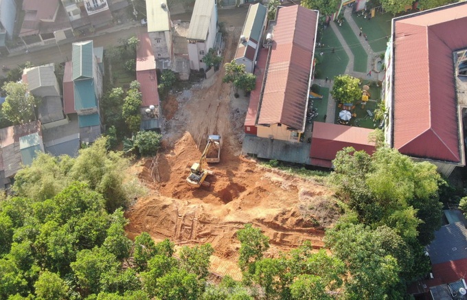 Residents in Yen Bai's landslide-hit areas struggle with dust pollution - 2